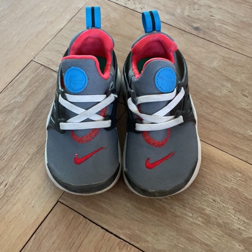 Nike Kids Gray and Red Sneakers
